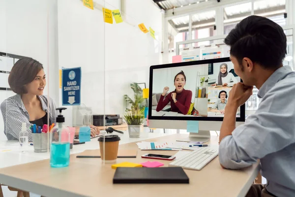 Dois Empresários Asiáticos Trabalham Partir Home Office Envolveu Reunião Videoconferência — Fotografia de Stock