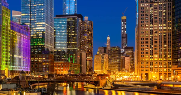 シカゴのダウンタウンとシカゴ川の夕日の夜のパノラマショットシカゴイリノイ州米国 — ストック写真