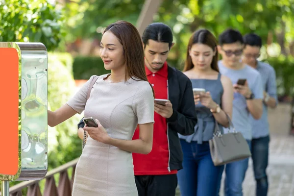 Mujer Asiática Usando Quiosco Pedidos Comida Con Cola Distancia Social — Foto de Stock