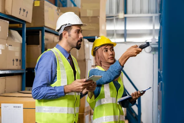 Middle East Turkish White Warehouse Manager Working Inventory Islam Asian — Stock Photo, Image