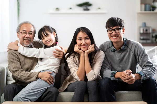 Grupo Retrato Familia Asiática Multigeneracional Feliz Sentarse Sofá Sofá Sala — Foto de Stock