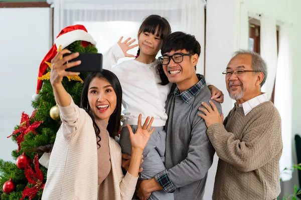 Multigenerational Asiático Família Mãe Pai Filha Menina Avô Selfie Com — Fotografia de Stock