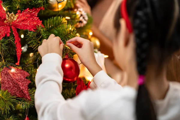 Close Mão Pouco Menina Asiática Decorando Uma Árvore Natal Com — Fotografia de Stock