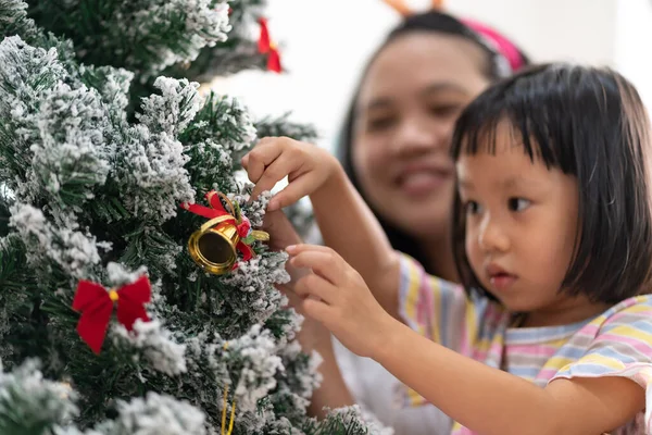 Close Mão Menina Decorando Uma Árvore Natal Com Mãe Fundo — Fotografia de Stock