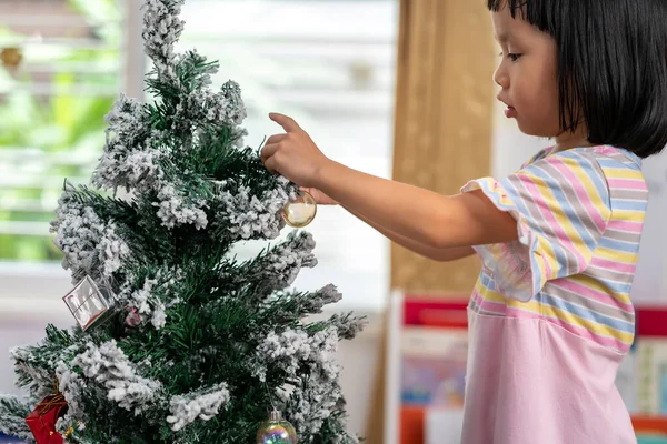 Pequena Menina Asiática Decorando Uma Árvore Natal Sua Sala Estar — Fotografia de Stock