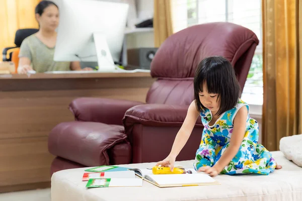Asyalı Kız Çocuğu Evde Oturma Odasında Interaktif Kitap Okuyor Annesi — Stok fotoğraf