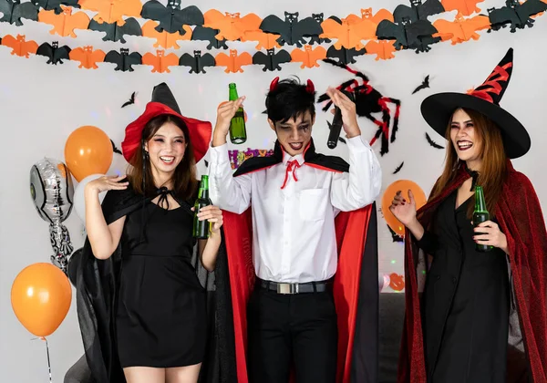 Asyalı Genç Yetişkinlerin Portre Arkadaşları Cadılar Bayramı Karnavalı Şenliğini Kutluyor — Stok fotoğraf
