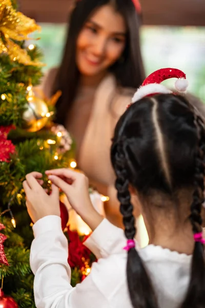 Close Bambina Mano Decorare Albero Natale Con Mamma Background Preparazione — Foto Stock