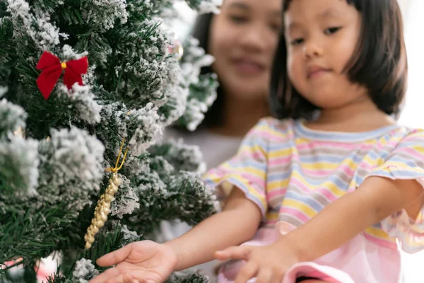 Close Mão Menina Decorando Uma Árvore Natal Com Mãe Fundo — Fotografia de Stock