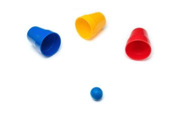 Üç renkli kap ve birinin altında gizli bir top. Nerede olduğunu tahmin etmelisin.