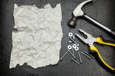 Araçlar: çekiç pense ve dokunarak vida. Beyaz parça kağıt için yapılacaklar listesi veya Tebrikler.