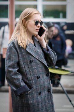 Barnaul, Rusya, 9 Mayıs 2018: bir cep telefonu sokakta genç şık kadın söz. sarışın yuvarlak güneş gözlüğü ve bir kat