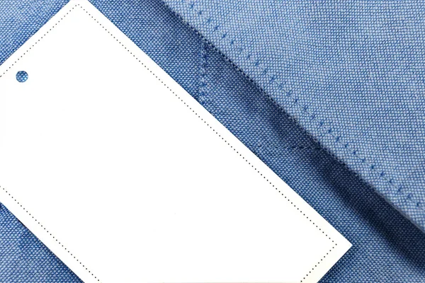 Targhetta Bianca Una Camicia Jeans Blu Pezzo Finito Indicare Informazioni — Foto Stock