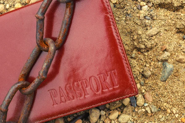 Pasaporte rojo envuelto en una cadena. Antecedentes, concepto . —  Fotos de Stock