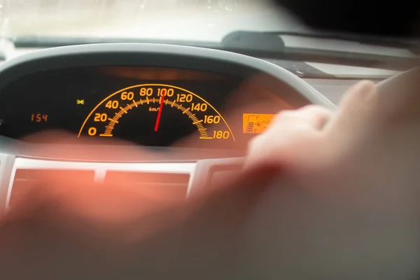 Le compteur de vitesse de la voiture montre la marque de 100 — Photo