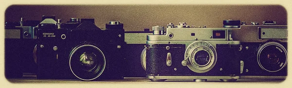 Una colección de viejas cámaras. Estilización de la fotografía cinematográfica —  Fotos de Stock