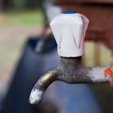 Eski paslı su dokunun su olmadan. Bulanık bir arka plan açık havada yakın çekim