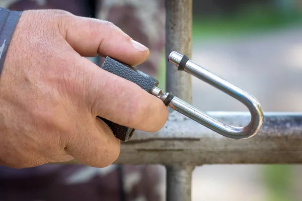 Hand med lås för gate eller galler närbild — Stockfoto
