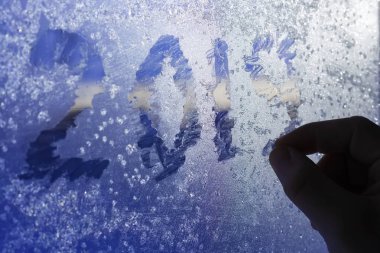 El siluet donmuş pencere rakamlar 2019 yazıyor. Yeni yıl için bekleyen kavramı. Soğuk kış tema. İlk kişi görünümü.