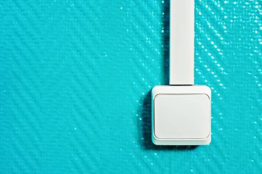 Beyaz Turkuaz duvarda kablo kanalı ile geçiş. -En yakın kopya alanı ile