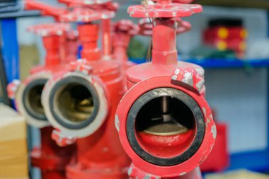 Üç kırmızı Yangın muslukları vanaları ile depoda vardır. Yakın çekim. Önden görünüm