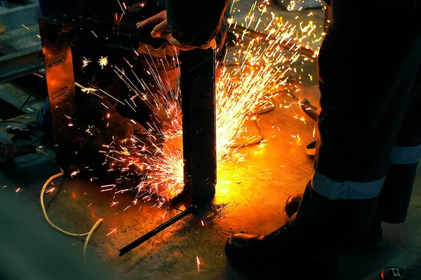 Två Arbetare Svetsa Metalldelen Workshop Arbetsplatsen — Stockfoto