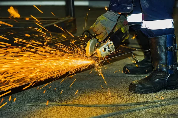 Arbetaren Skär Ett Blad Metall Med Kvarn Flyga Ljusa Gnistor — Stockfoto