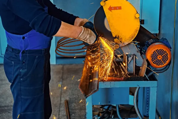 Técnico Guantes Monos Lugar Trabajo Cortar Metal Con Una Máquina — Foto de Stock