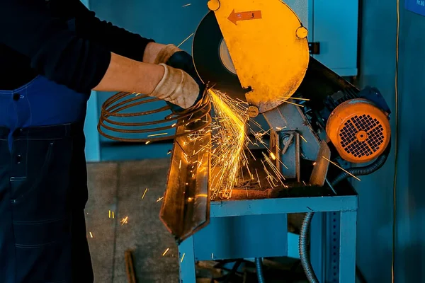 Technika Rękawice Fartuchy Ochronne Miejscu Pracy Cięcia Metalu Maszyną Sklepie — Zdjęcie stockowe
