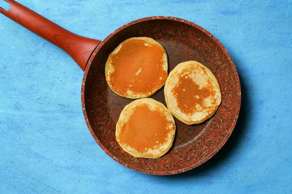 Rostige Und Üppige Pfannkuchen Auf Einer Steinpfanne Granitpfanne Mit Backofen — Stockfoto