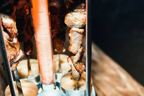 Cocinar Carne Asada Una Parrilla Eléctrica Casa Primer Plano Carne —  Fotos de Stock