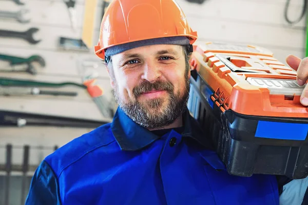 Arbetstagare Hjälm Med Låda Med Verktyg Hans Axel Ser Direkt — Stockfoto