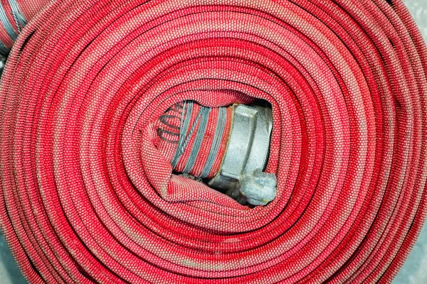 Der Rote Feuerwehrschlauch Wird Einer Spirale Gewickelt Nahaufnahme Blick Von — Stockfoto