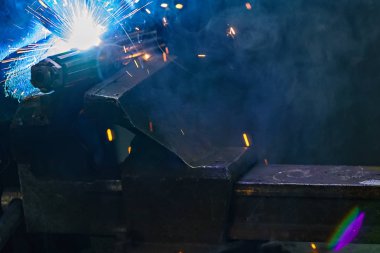 Metal parçaların kaynak parlak bir ışık. Duman karanlık bir arka plan üzerine kopyalamak için bir yer. 8