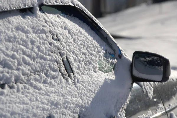 Las Ventanas Del Coche Están Cubiertas Con Una Capa Nieve — Foto de Stock