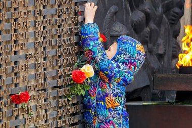 Barnaul, Rusya, 9 Mayıs 2018: küçük bir çocuk eternal flame, Zafer Anıtı, çiçek bırakır. Yazı işleri