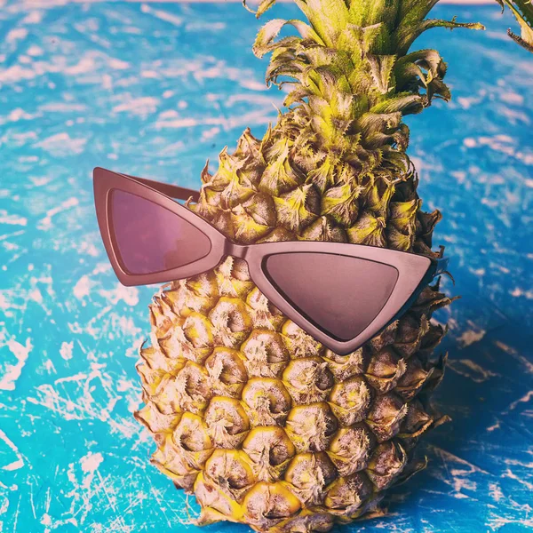 Mogen Ananas Svarta Solglasögon Blå Bakgrund Tropisk Frukt Närbild — Stockfoto