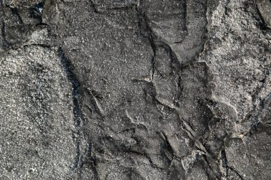 Arka plan. Don sokakta siyah dokulu duvar. Küçük kar taneleri ve frost karanlık parçalanmış ve lapa lapa yüzeyi.