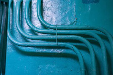 Bir evin girişinde eski metal boru bükme. Onarım ve yedek Isıtma sisteminin ihtiyacını kavramı.