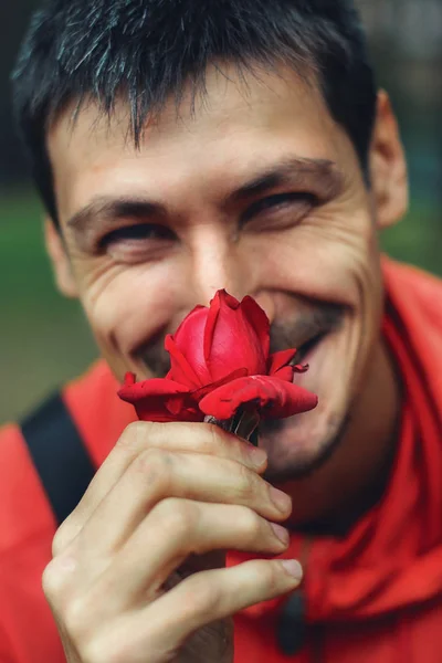 Hombre Blanco Guapo Feliz Apariencia Caucásica Huele Una Rosa Roja —  Fotos de Stock