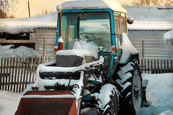 Tractor Con Una Pala Está Cubierto Nieve Una Granja Maquinaria — Foto de Stock