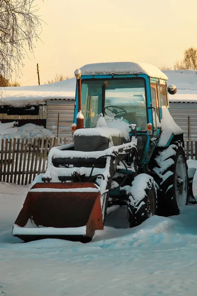 Tractor Con Una Pala Está Cubierto Nieve Una Granja Maquinaria — Foto de Stock