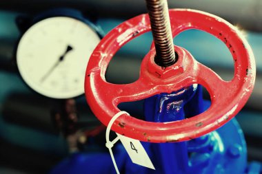 Kırmızı Vana ve basınç sensörü gaz gaz sağlama işleri veya Isıtma boru. Yakın çekim toplamları ve cihazlar ile endüstriyel arka plan.