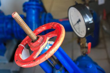 Kırmızı Vana ve basınç sensörü gaz gaz sağlama işleri veya Isıtma boru. Yakın çekim toplamları ve cihazlar ile endüstriyel arka plan.