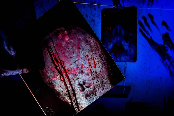 流血拷問マニアのひどい暗い部屋にぶら下がっている人間の頭蓋骨の ハロウィン背景 — ストック写真