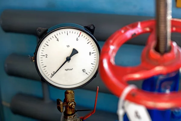 Kırmızı Vana ve basınç sensörü gaz gaz sağlama işleri veya Isıtma boru. Yakın çekim toplamları ve cihazlar ile endüstriyel arka plan.