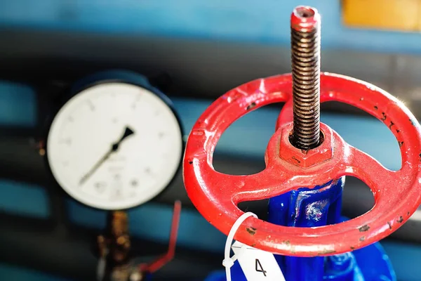 Κόκκινη Βαλβίδα Και Πίεση Αισθητήρα Στην Προμήθεια Φυσικού Αερίου Σωλήνας — Φωτογραφία Αρχείου