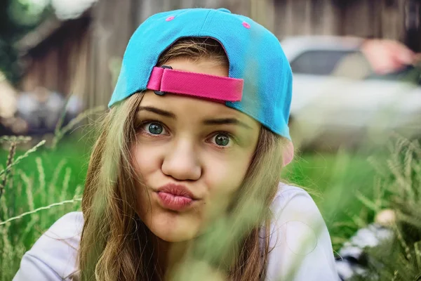 Une Adolescente Coiffée Une Casquette Baseball Bleue Est Allongée Sur — Photo