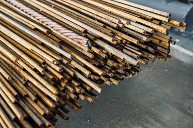 Bir yığın üretim koridorda bir beton zemin metal çubuklar yalan.