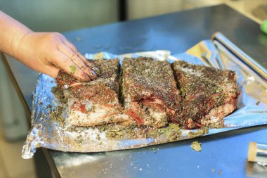 FAT ile tuzlu. Et yemekleri ile baharat pişirme.